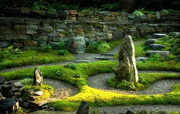декор в саду из камней