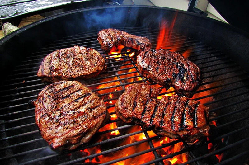 На чем жарить мясо: гриль, барбекю или мангал?